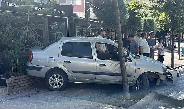 Kontrolden çıkan otomobil iş yerine daldı