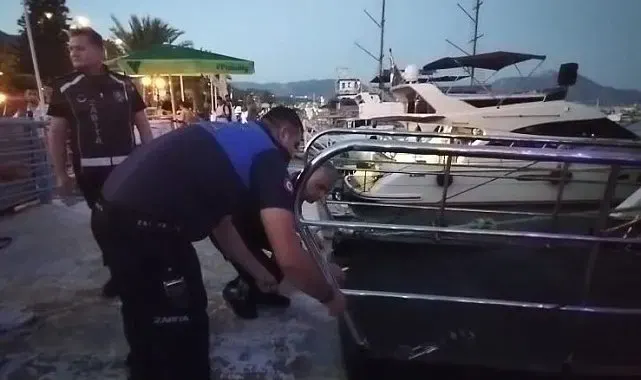 Tur teknesi çalışanlarının birbirine girdiği kavga anı görüntülendi