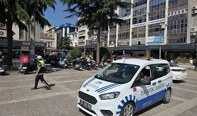 Samsun Cumhuriyet Meydanı'na park eden araçlara ceza