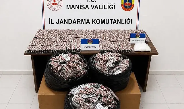 Otoyoldaki operasyonda bir araçta 59 bin adet hap ve 2 kiloya yakın uyuşturucu ele geçirildi