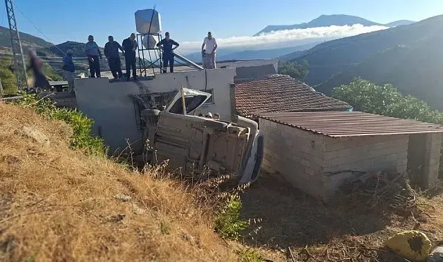 Belen'de hafif ticari araç evin bahçesine uçtu