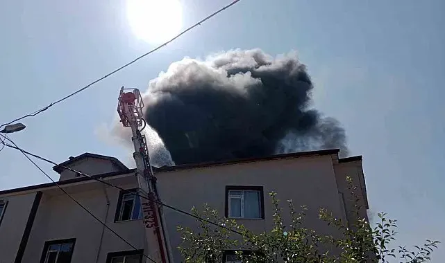 Bolu'da apartmanın çatı katı alev alev yandı