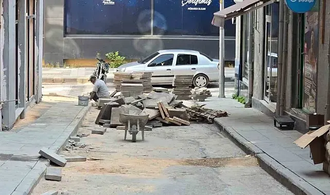 Bilecik'te 1 haftadır bitmeyen kaldırım yapımı esnafı çileden çıkardı