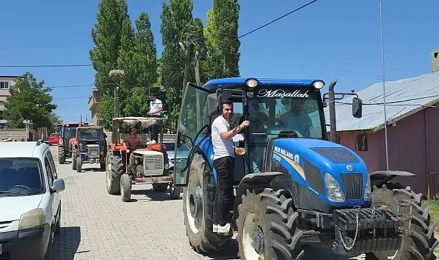 Traktörlerle konvoy yapılan düğündeki sürprizler davetlileri kahkahaya boğdu