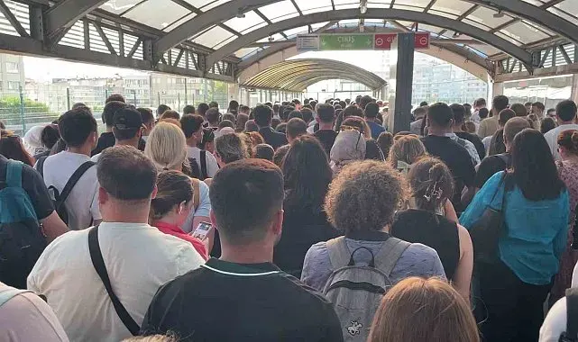 İstanbullunun ulaşım çilesi: Mecidiyeköy metrobüs istasyonunda yürüyen merdiven arızası yoğunluğa neden oldu