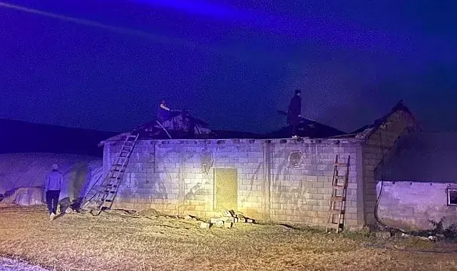 Korkut'ta ahır yangını: Dumandan etkilen 6 kişi hastaneye sevk edildi