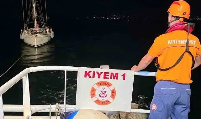 Çanakkale'de sürüklenen teknedeki 2 kişi kurtarıldı