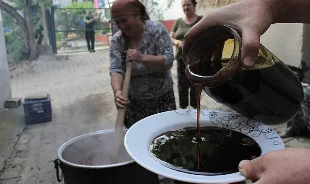 Doğal yöntemlerle hazırlanan dut pekmezi kışa hazırlanıyor