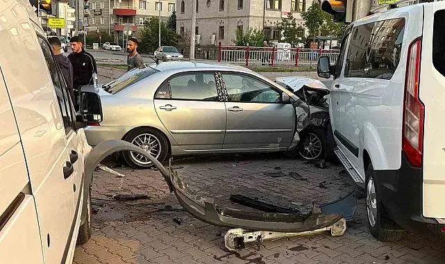 Kayseri'de otomobil park halindeki 2 araca çarptı