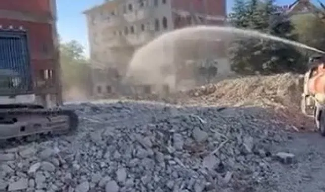 Elazığ'da 5 katlı bina korna sesi ile yıkıldı