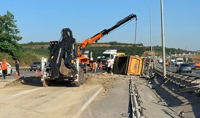 Eyüpsultan'da hafriyat kamyonu devrildi: 2 yaralı