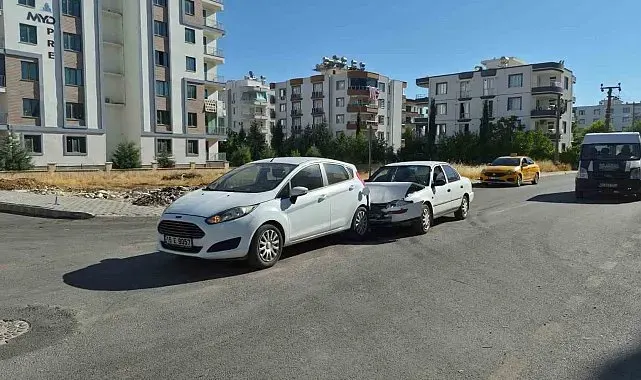 İki otomobil çarpıştı: 1 yaralı