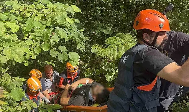 Rize'de uçuruma yuvarlanan iş makinesinin operatörü yaralandı