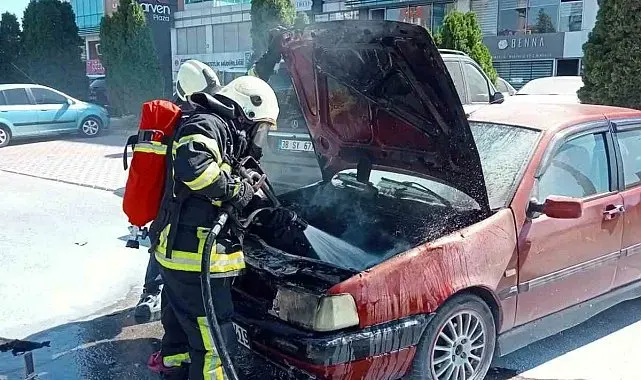 Park halindeki otomobilde çıkan yangını itfaiye söndürdü