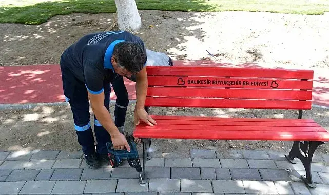 Büyükşehir emekle üretiyor, şehir mobilyalarla güzelleşiyor