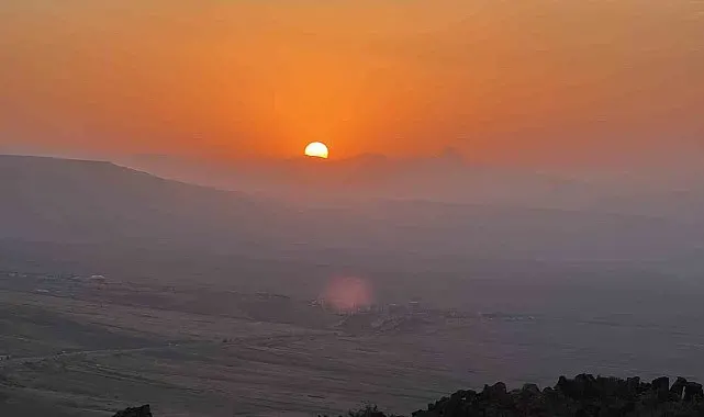 Doğu'nun K2'si gün batımında kızıl renklere büründü