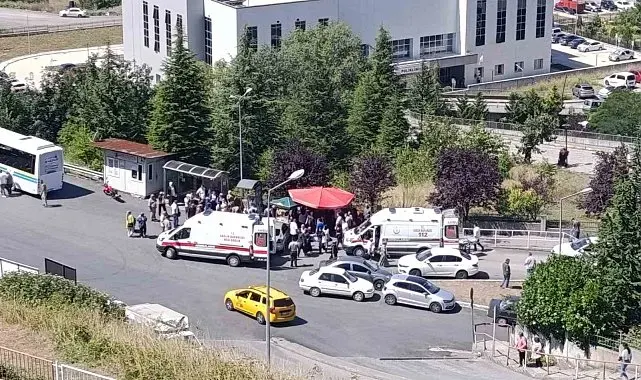 Kontrolden çıkan otomobil kalabalığa daldı; 4 yaralı