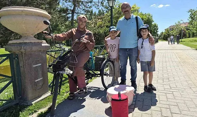 Eskişehir'de 2 minik simitçi ilgi odağı oldu