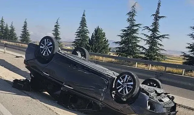 Refüje devrilen otomobilde beşi çocuk 8 kişi yaralandı