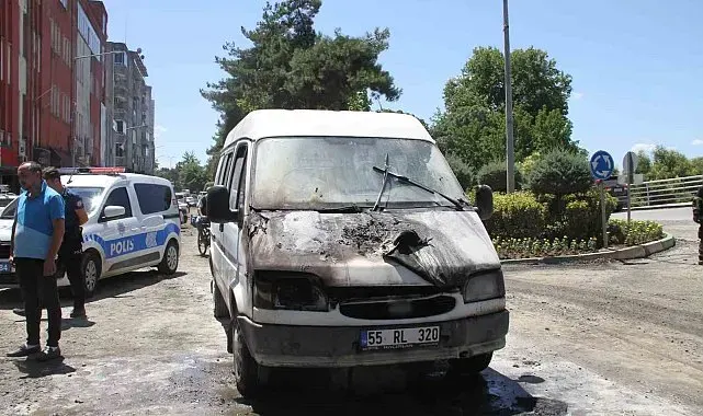 Samsun'da seyir halindeki minibüs yandı