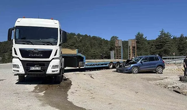 Kastamonu'da otomobil ile tır çarpıştı: 4 yaralı