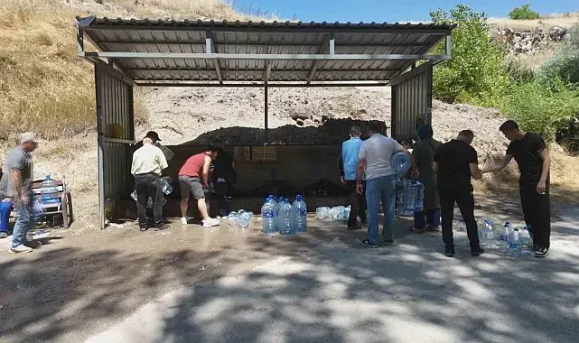 Başkentte 3 gün susuz kaldılar, çeşmelere akın ettiler