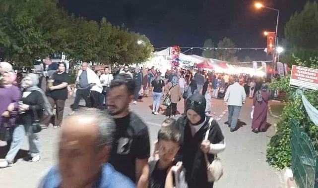 Gediz Tarhana Festivali'nin son gününde festival alanında insan seli