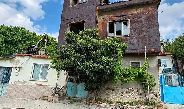 Can güvenliğini tehdit eden bina kontrollü şekilde yıkıldı