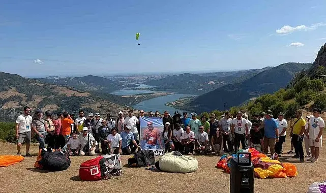 Kazada hayatını kaybeden paraşüt pilotu Bayram Kurt gökyüzünde anıldı
