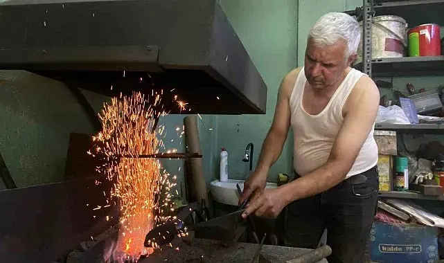 Kavuran sıcaklarda, 60 derecelik atölyede üretimden vazgeçmiyor