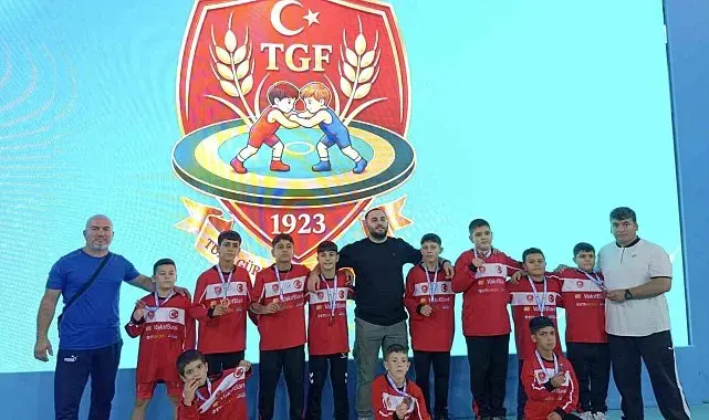 Yunusemre'nin minik pehlivanları Türkiye'yi salladı