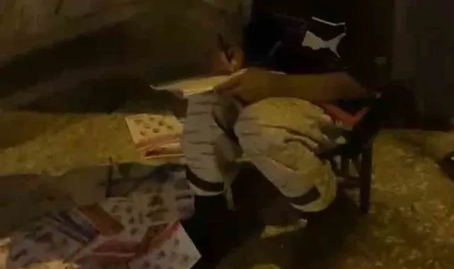 Annesiyle hurda toplayan Ayşe'nin kitap sevgisi duygulandırdı