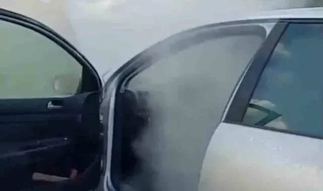 Park halindeki otomobil alevlere teslim oldu: Vatandaşlar yangın tüpleriyle seferber oldu