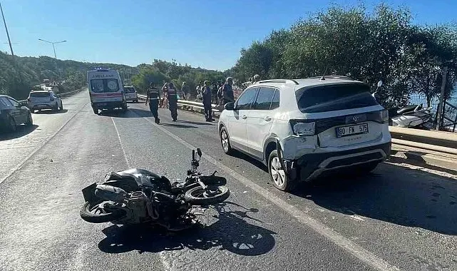 Alanya'da park halindeki otomobile çarpan motosikletteki 2 kişi yaralandı