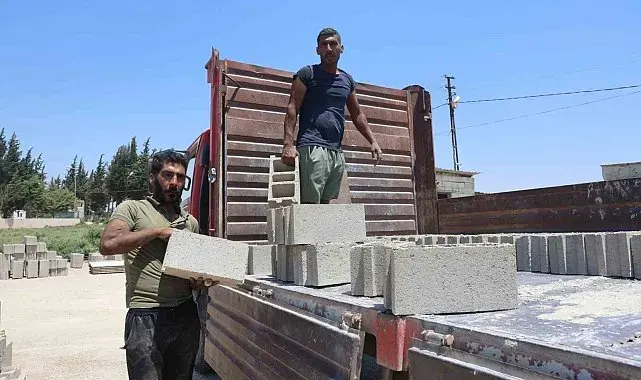 Kavurucu sıcakta birlikte mesai yapan ikiz kardeşler, günde 2 bin 500 briket üretip 5 kamyona yüklüyorlar