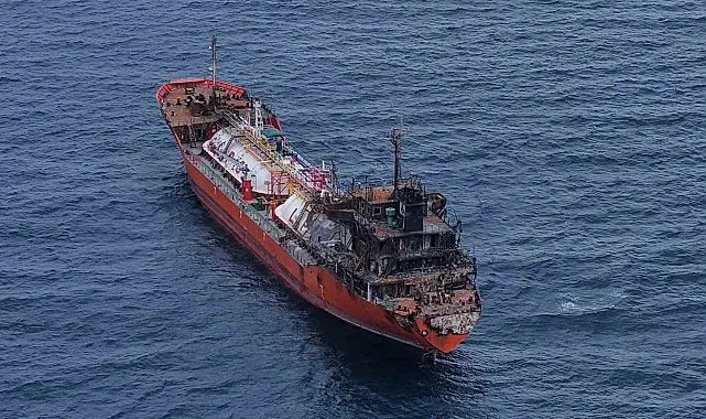Karadeniz'de dron saldırılarında hasar alan bir gemi daha Trabzon'a geldi