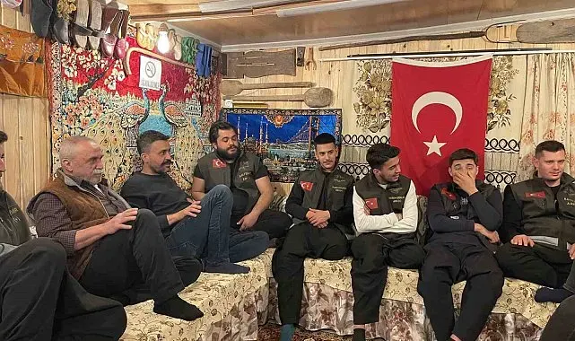 Depremde yaptığı ahşap ev, motosiklet severlerin buluşma noktası oldu