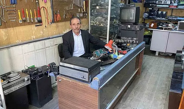 80'ler Sokağı'nın zamana direnen son ustası: Yarım asırdır geçmişin sesini onarıyor