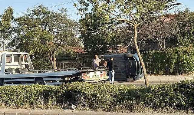 Kontrolden çıkan otomobil kaldırıma yan yattı