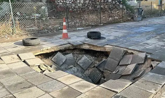 Çorum'da sağanak yağış sonrası kaldırım çöktü