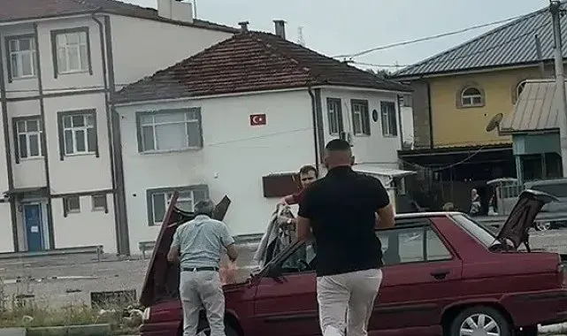 Dumanların yükseldiği otomobile duyarlı sürücü müdahale etti