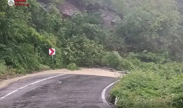 Heyelan nedeniyle ulaşıma kapanan Cide-Doğanyurt yolu ulaşıma açıldı