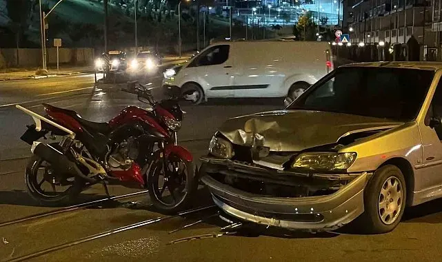 Otomobil ve motosiklet kafa kafaya çarpıştı: 2 yaralı