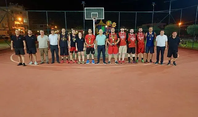 Çine'de 3x3 Sokak Basketbolu Turnuvası kupa töreniyle tamamlandı