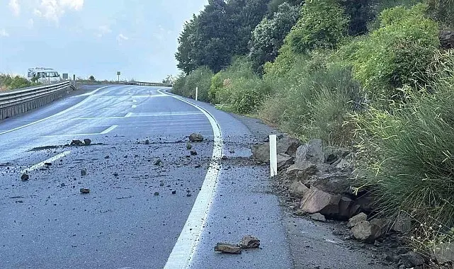 Alaplı-Akçakoca yolunda heyelan ulaşımı aksattı