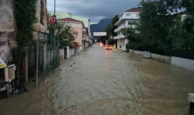 Kastamonu'yu sel vurdu: İş yerleri, evler ve araçlar su altında kaldı