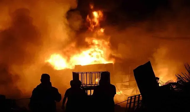 Malatya'da Hurdacılar Sitesi'nde korkutan yangın: Alevler gökyüzünü kapladı