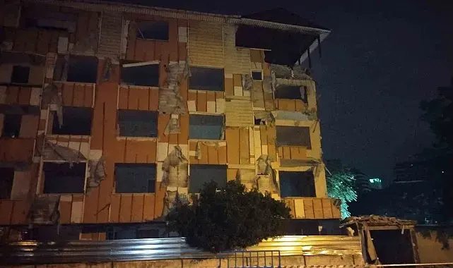 Kartal'da metruk binanın balkonu çöktü