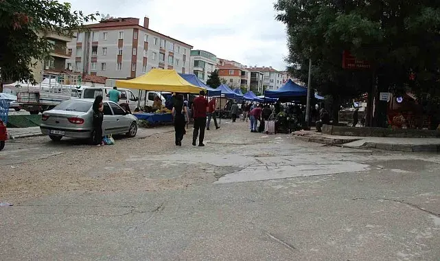 Çorum'da sağanak pazarcılara zor anlar yaşattı