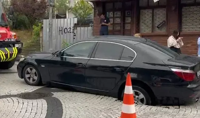 Eyüpsultan'da seyir halinde otomobil çöken yola düştü